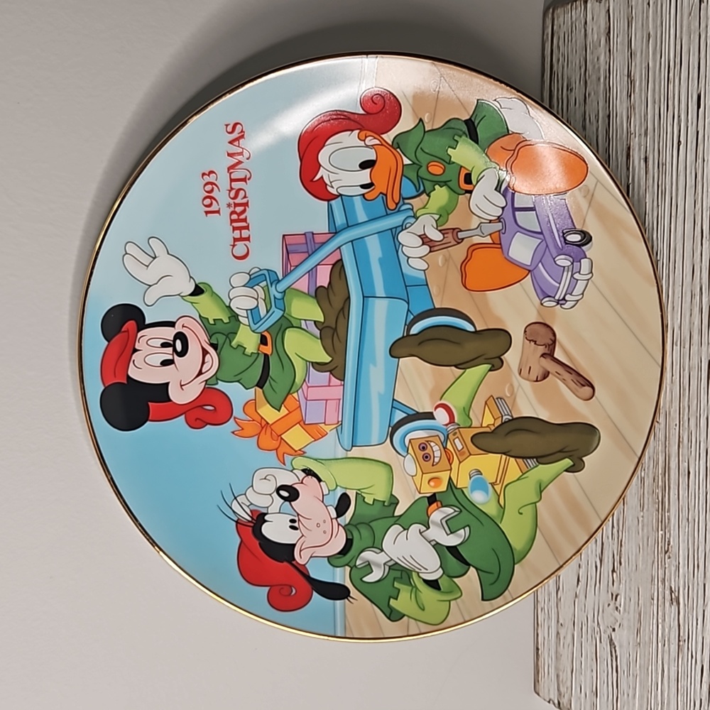 Grolier Collectibles Christmas 1993 " Santa's Workshop" Limited edition plate